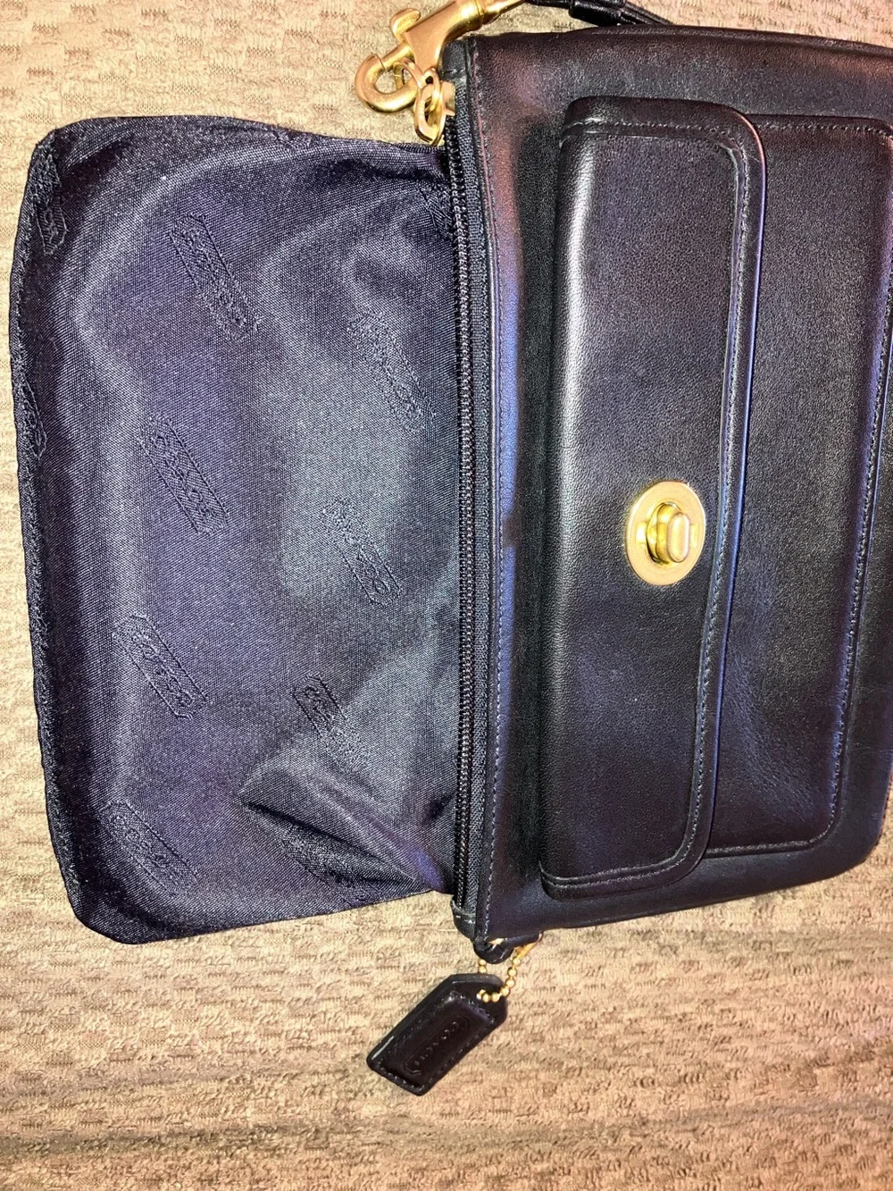 Coach Vintage Glove Tanned Leather Cell Phone Pouch Turn Lock. Black